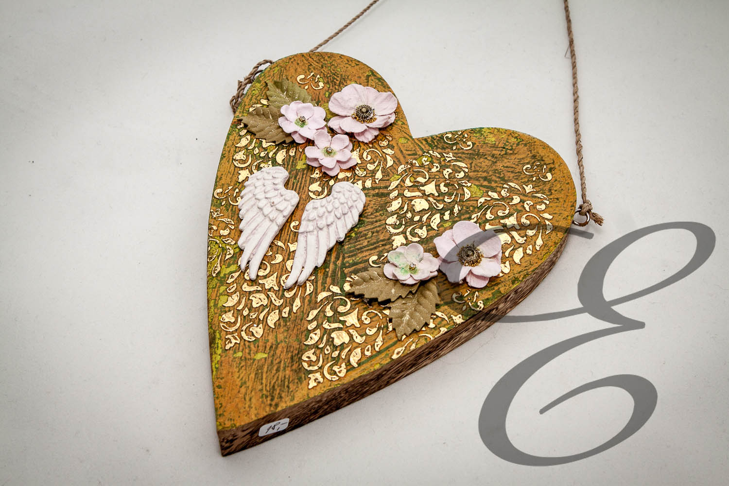 Deko Herz Holz mit Goldenen Ornamenten Blumen und Flügel – Handgefertigtes Unikat von E-Family Jestetten