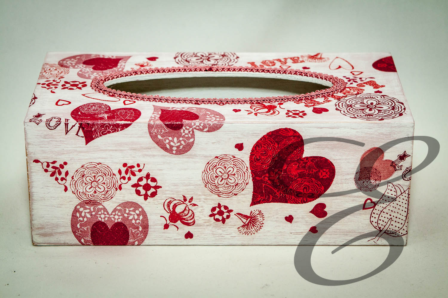 Kosmetiktücherbox Weiß-Rosa mit Herzen & Love-Prägung