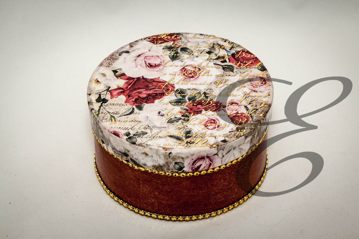Schatulle Braun mit Goldfarbenen Verzierungen und Rosen auf dem Deckel – Handgefertigtes Unikat von E-Family Jestetten